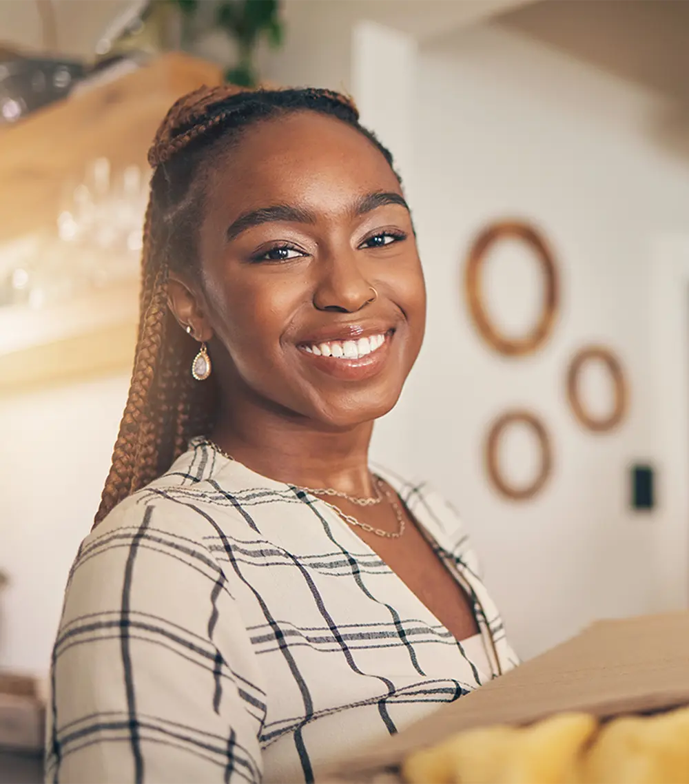 Mulher muito feliz porque descobriu que tem imposto para ser recuperado com a Adiantajus